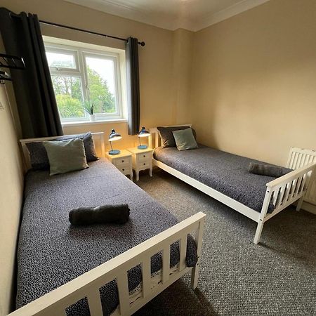 Great 4 Bedroom House - Great Location - Garden - Parking - Fast Wifi - Smart Tv - Newly Decorated - Sleeps Up To 8! Only 10 Mins Drive To Sandbanks Beach! Close To Poole & Bournemouth Bagian luar foto