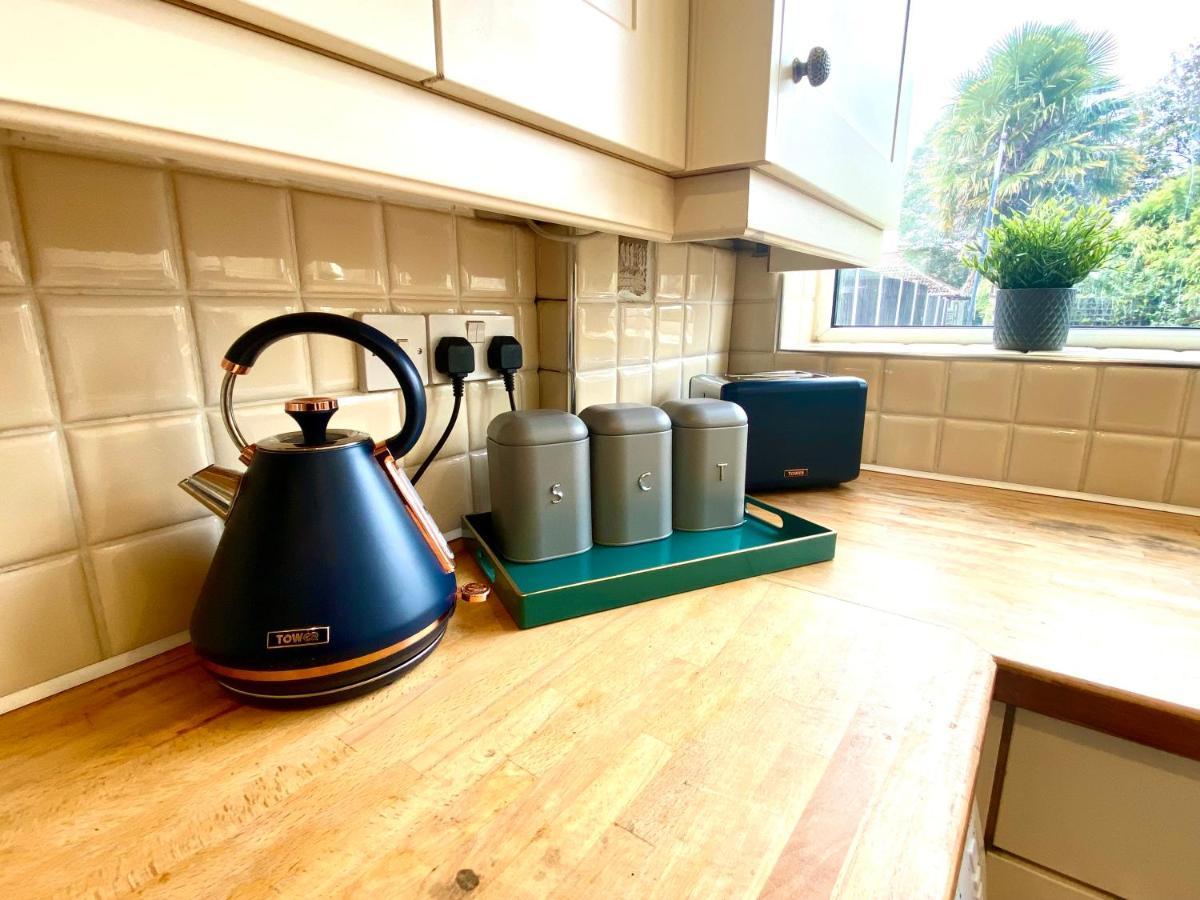 Great 4 Bedroom House - Great Location - Garden - Parking - Fast Wifi - Smart Tv - Newly Decorated - Sleeps Up To 8! Only 10 Mins Drive To Sandbanks Beach! Close To Poole & Bournemouth Bagian luar foto