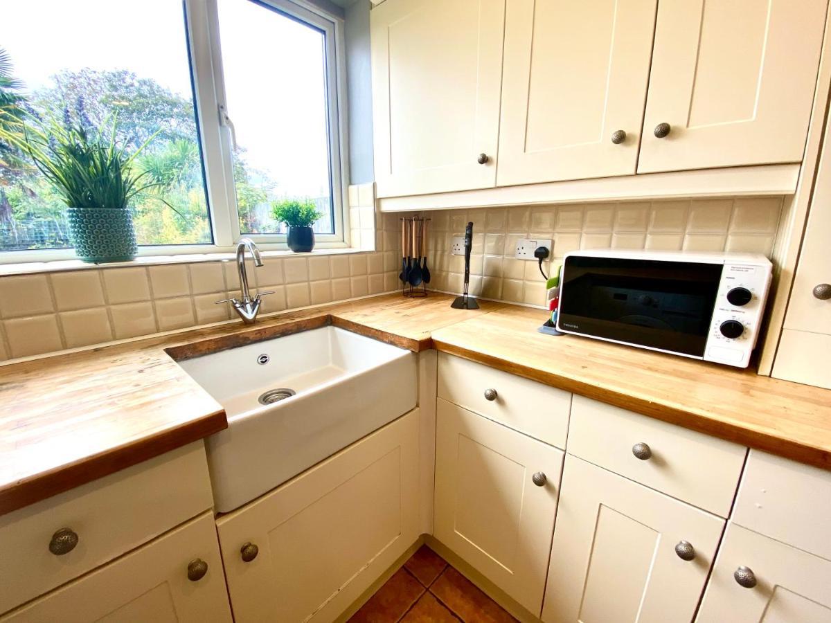 Great 4 Bedroom House - Great Location - Garden - Parking - Fast Wifi - Smart Tv - Newly Decorated - Sleeps Up To 8! Only 10 Mins Drive To Sandbanks Beach! Close To Poole & Bournemouth Bagian luar foto