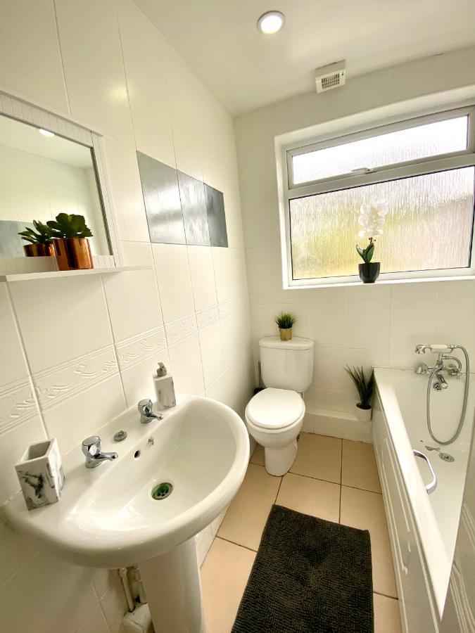 Great 4 Bedroom House - Great Location - Garden - Parking - Fast Wifi - Smart Tv - Newly Decorated - Sleeps Up To 8! Only 10 Mins Drive To Sandbanks Beach! Close To Poole & Bournemouth Bagian luar foto
