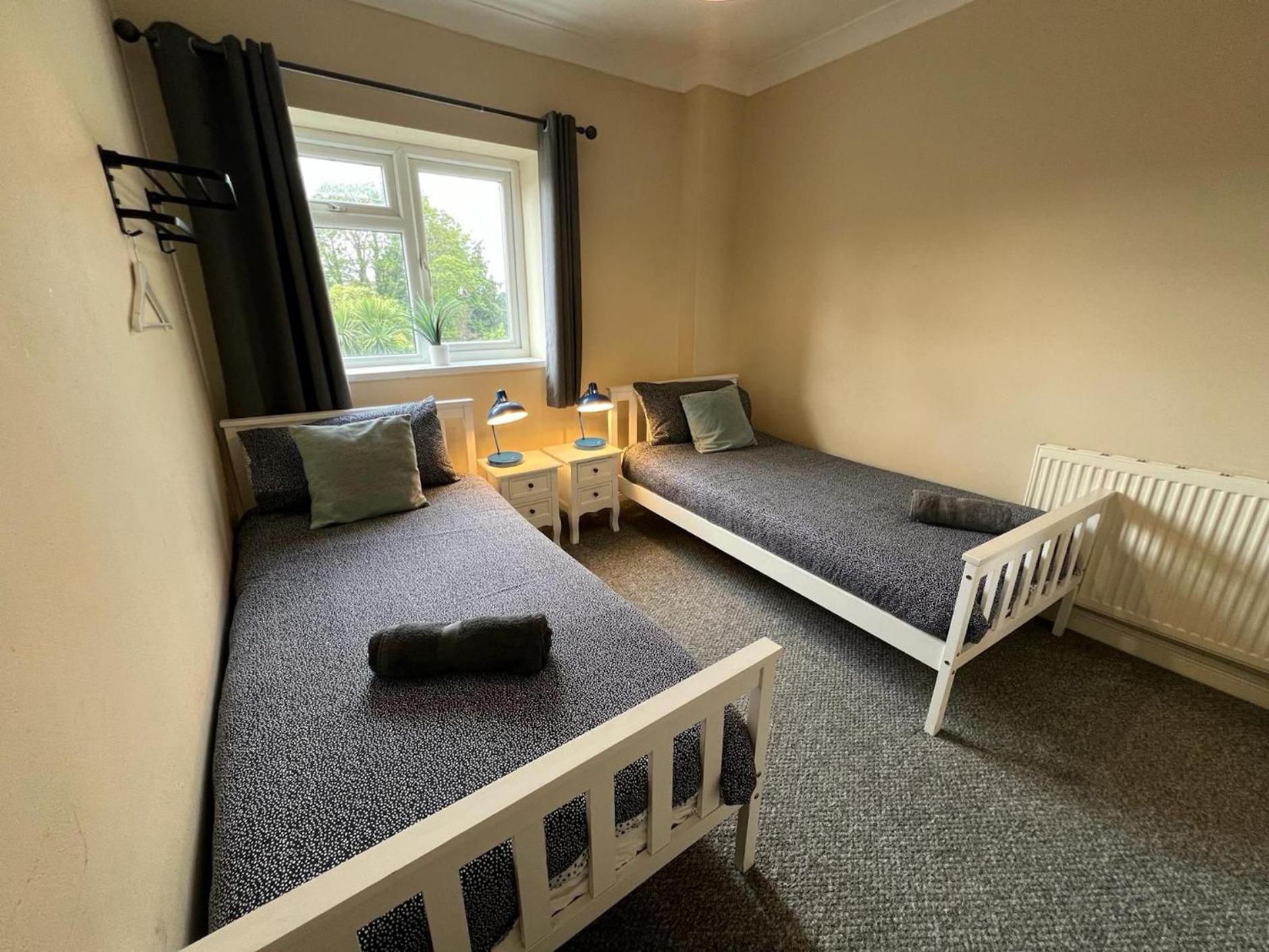 Great 4 Bedroom House - Great Location - Garden - Parking - Fast Wifi - Smart Tv - Newly Decorated - Sleeps Up To 8! Only 10 Mins Drive To Sandbanks Beach! Close To Poole & Bournemouth Bagian luar foto