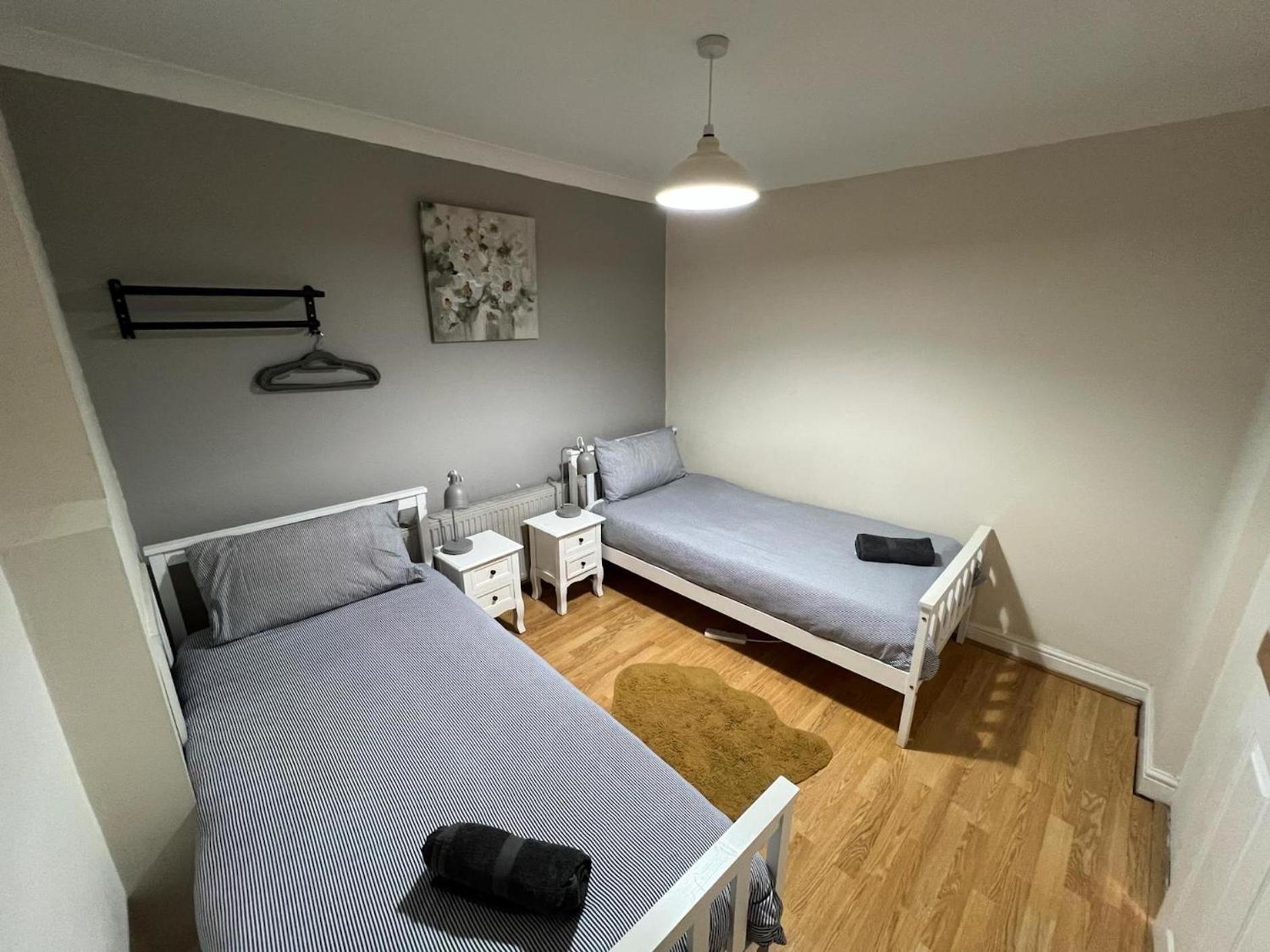 Great 4 Bedroom House - Great Location - Garden - Parking - Fast Wifi - Smart Tv - Newly Decorated - Sleeps Up To 8! Only 10 Mins Drive To Sandbanks Beach! Close To Poole & Bournemouth Bagian luar foto