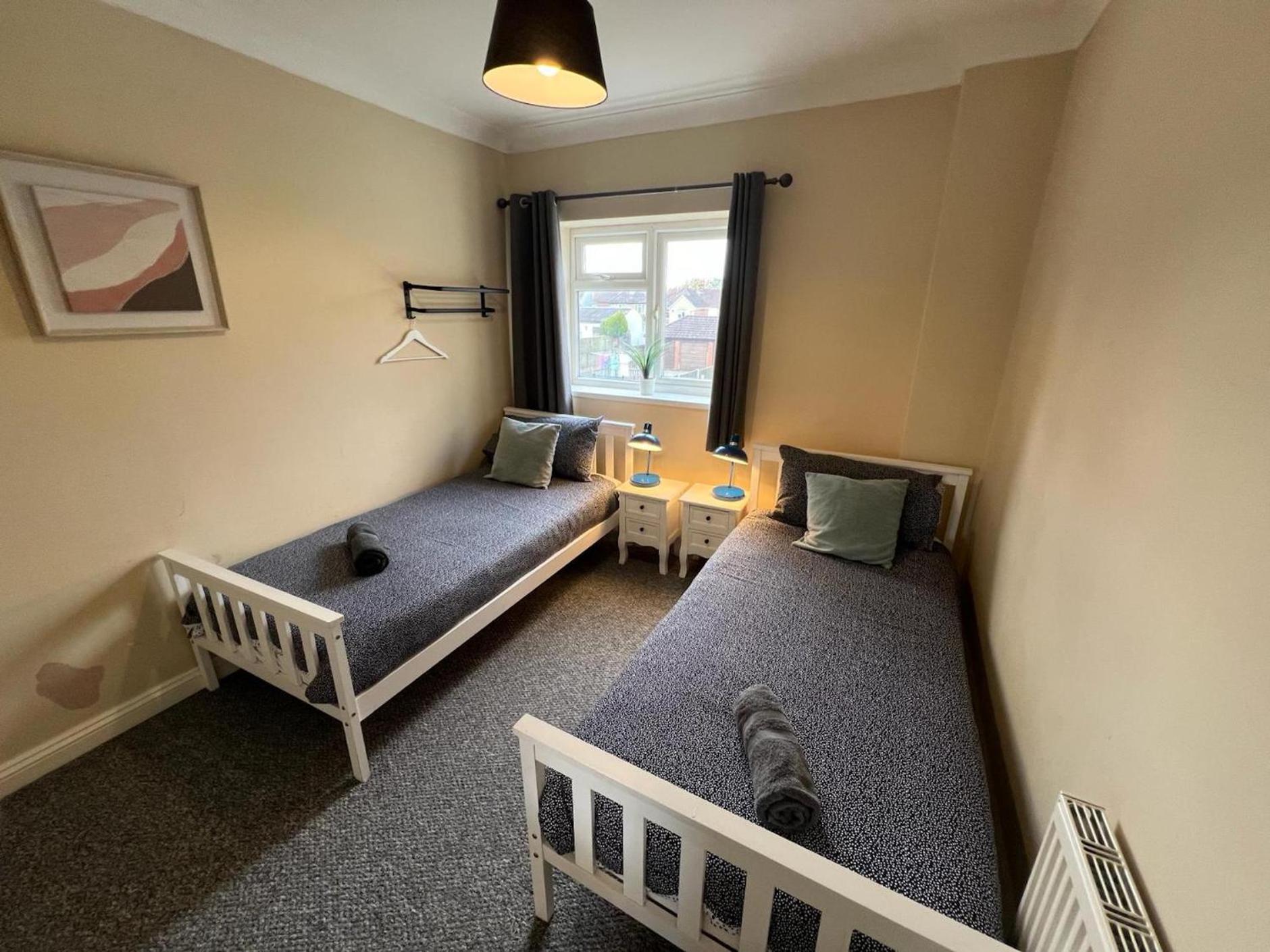 Great 4 Bedroom House - Great Location - Garden - Parking - Fast Wifi - Smart Tv - Newly Decorated - Sleeps Up To 8! Only 10 Mins Drive To Sandbanks Beach! Close To Poole & Bournemouth Bagian luar foto