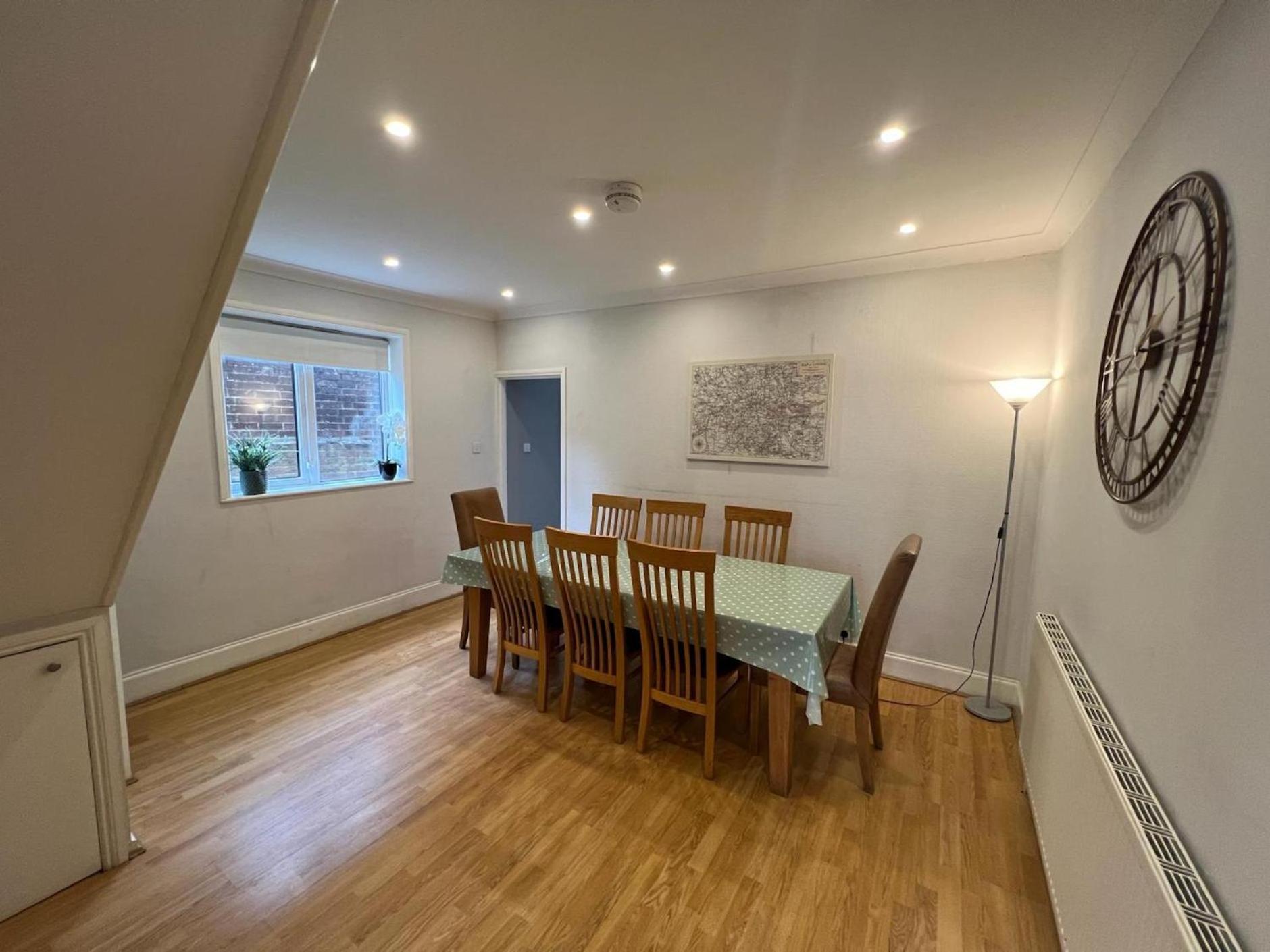 Great 4 Bedroom House - Great Location - Garden - Parking - Fast Wifi - Smart Tv - Newly Decorated - Sleeps Up To 8! Only 10 Mins Drive To Sandbanks Beach! Close To Poole & Bournemouth Bagian luar foto