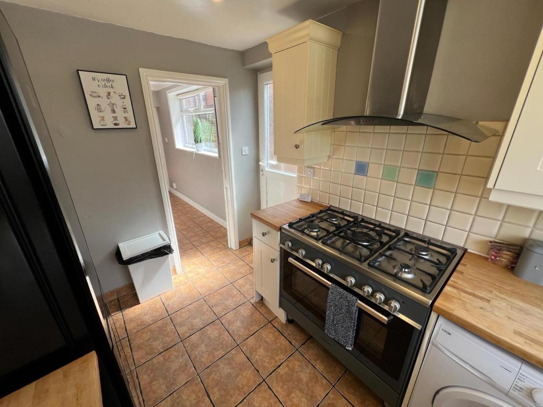Great 4 Bedroom House - Great Location - Garden - Parking - Fast Wifi - Smart Tv - Newly Decorated - Sleeps Up To 8! Only 10 Mins Drive To Sandbanks Beach! Close To Poole & Bournemouth Bagian luar foto