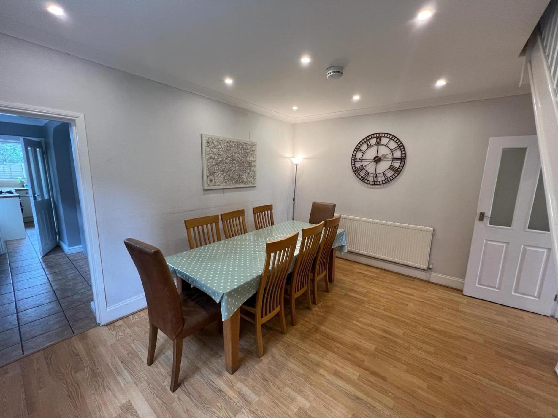 Great 4 Bedroom House - Great Location - Garden - Parking - Fast Wifi - Smart Tv - Newly Decorated - Sleeps Up To 8! Only 10 Mins Drive To Sandbanks Beach! Close To Poole & Bournemouth Bagian luar foto