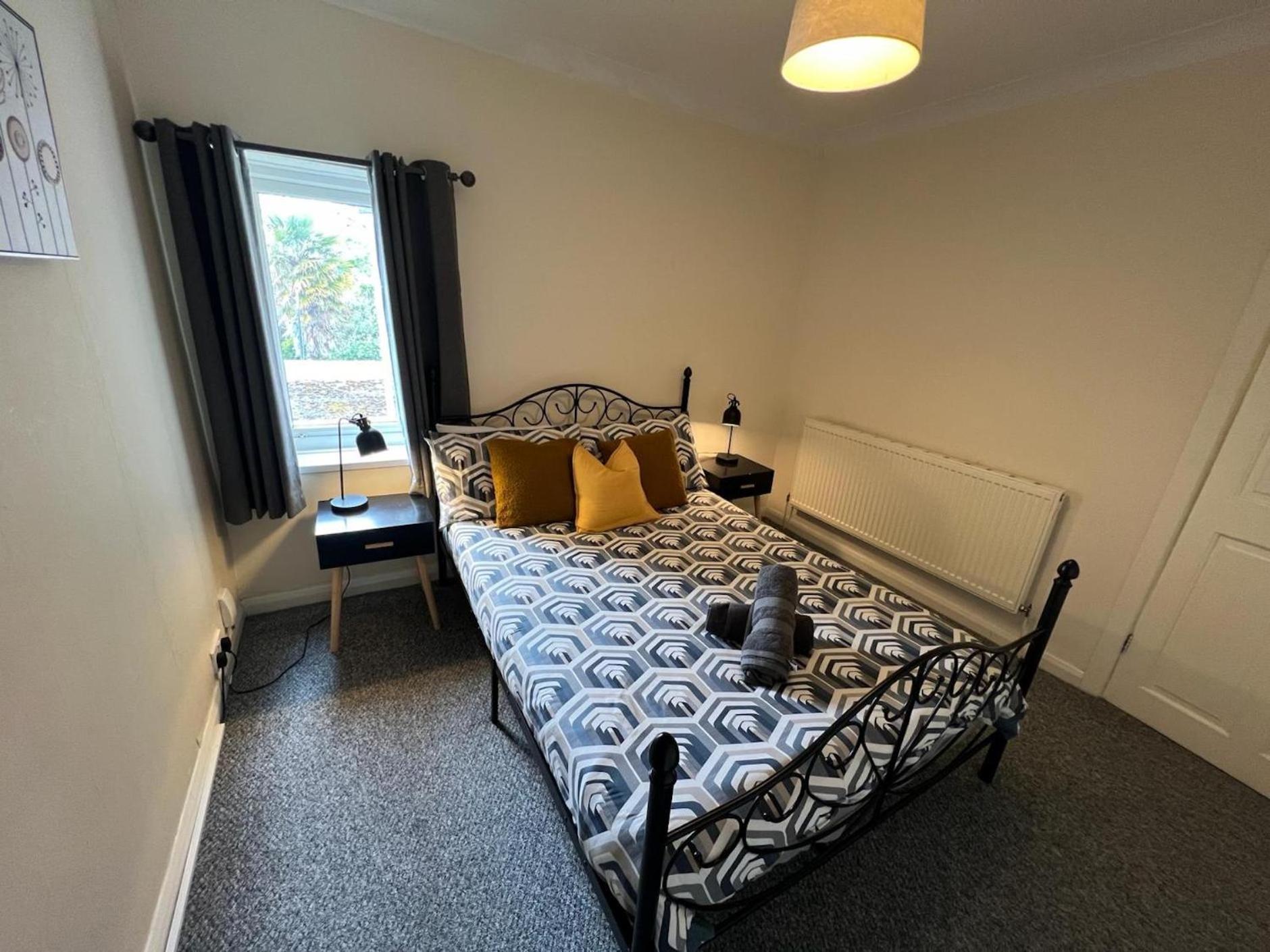 Great 4 Bedroom House - Great Location - Garden - Parking - Fast Wifi - Smart Tv - Newly Decorated - Sleeps Up To 8! Only 10 Mins Drive To Sandbanks Beach! Close To Poole & Bournemouth Bagian luar foto