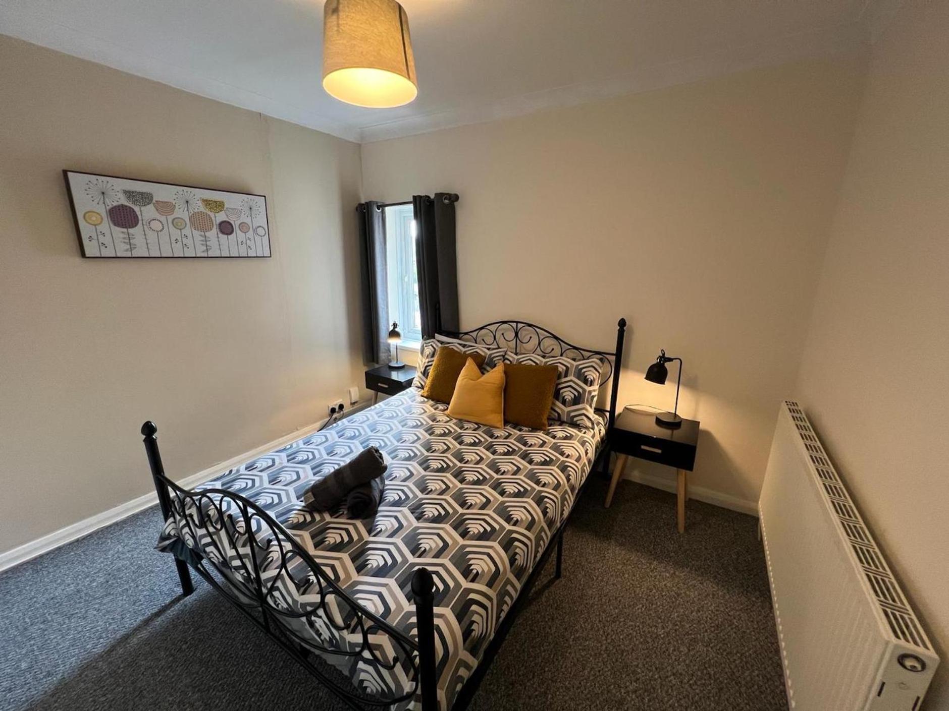 Great 4 Bedroom House - Great Location - Garden - Parking - Fast Wifi - Smart Tv - Newly Decorated - Sleeps Up To 8! Only 10 Mins Drive To Sandbanks Beach! Close To Poole & Bournemouth Bagian luar foto